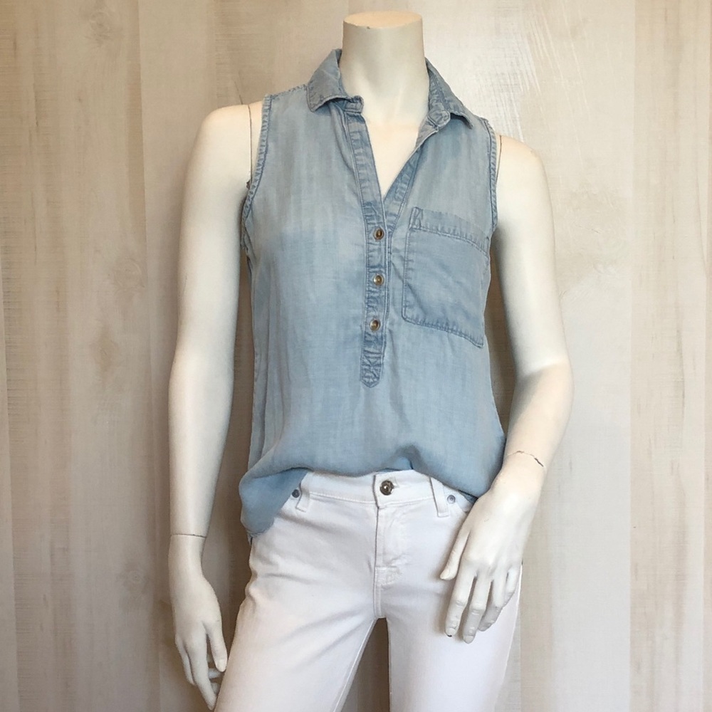 Sleeveless Chambray Button-Front Women's Top - Light Blue